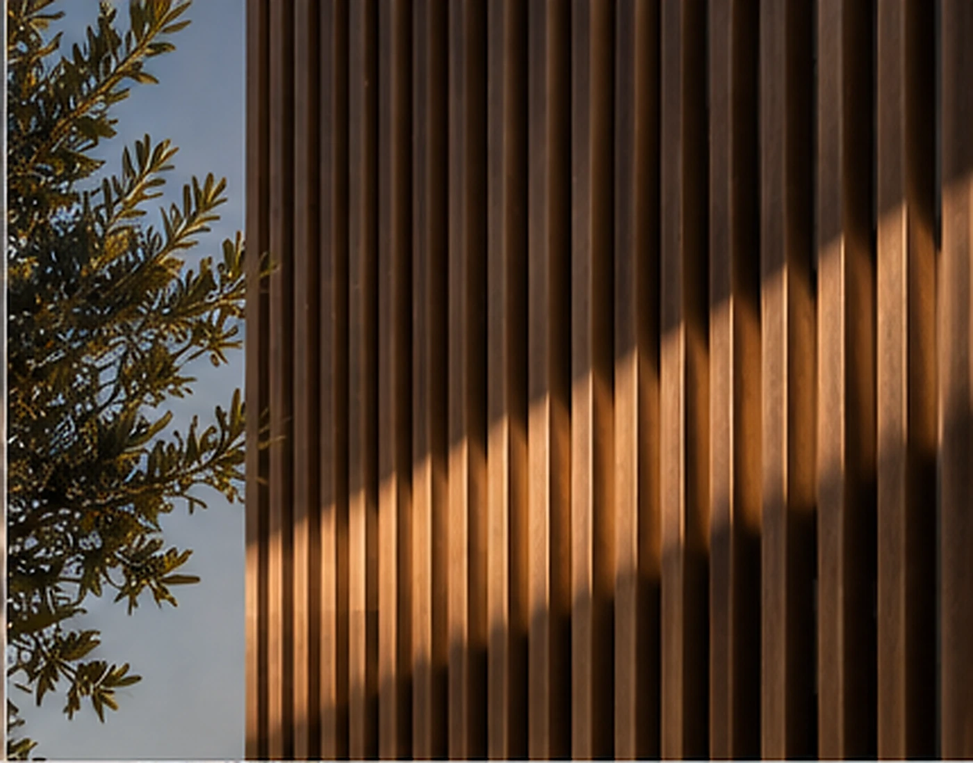 Detalle de lamas verticales de madera