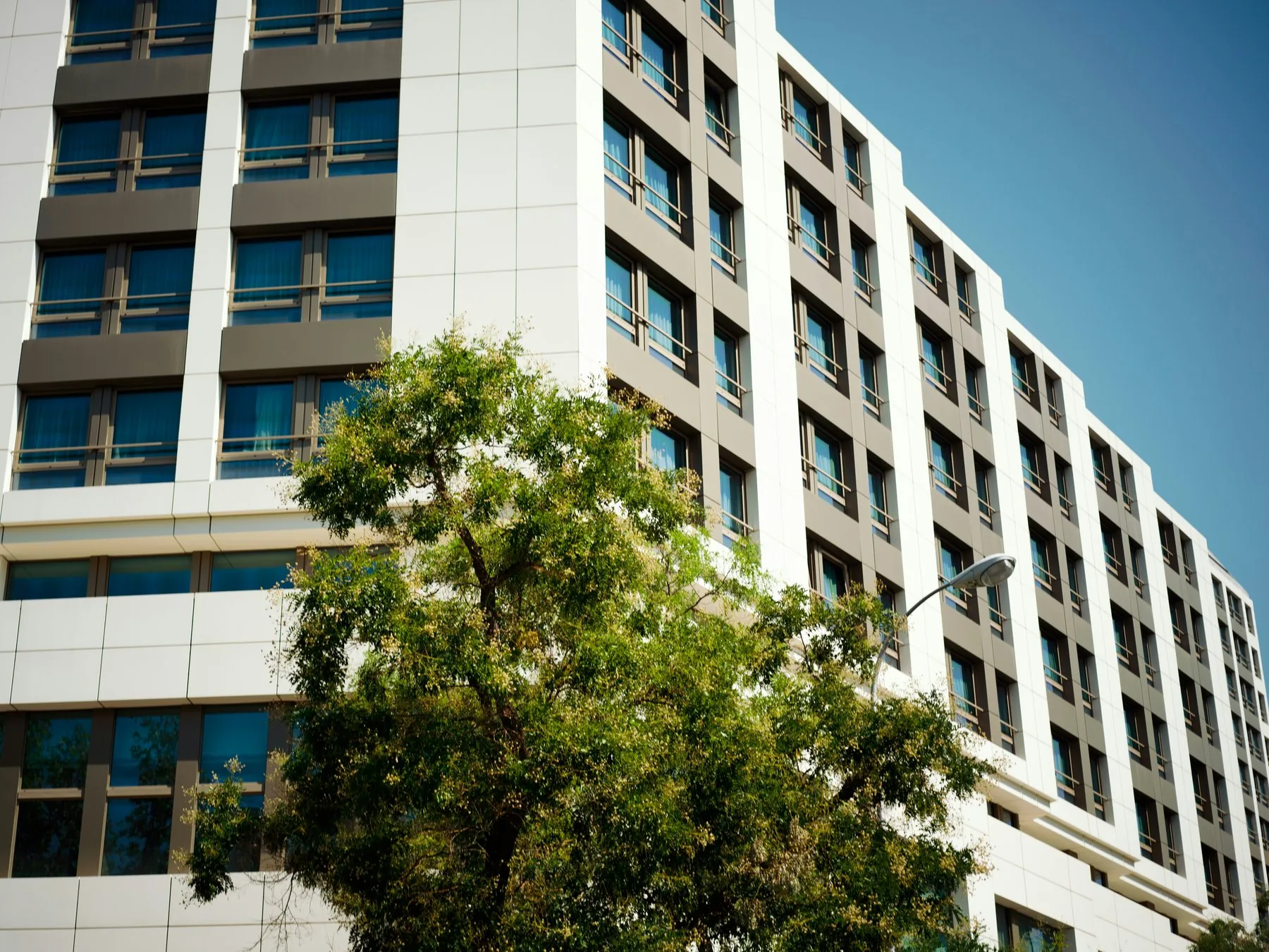 Edifici residencial contemporani amb façana modular