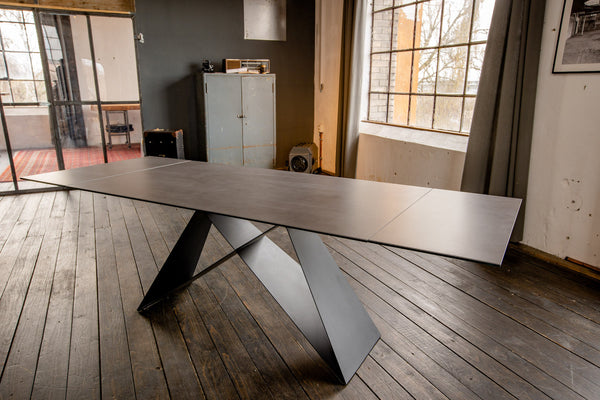Mesa de comedor extensible KAWOLA BENNO de cerámica gris oscuro 160 x 90 cm