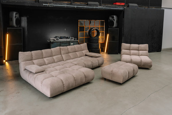 Conjunto de salón KAWOLA VIVIEN: sofá esquinero, sillón giratorio y banco, en color de terciopelo sand