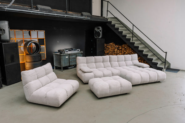 Conjunto de salón KAWOLA VIVIEN: sofá esquinero, sillón giratorio, banco y puf, en Pana fina plateada