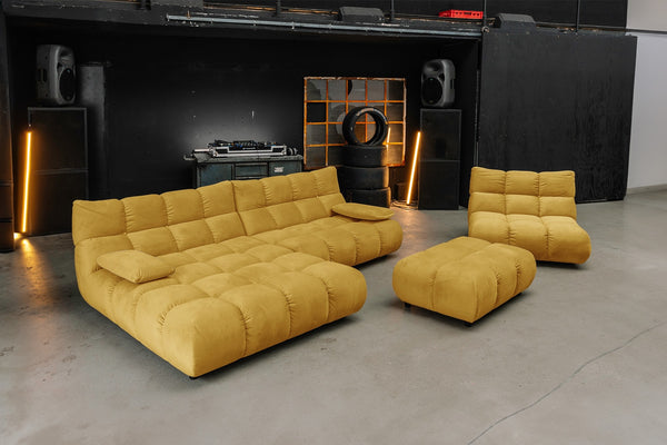Conjunto de salón KAWOLA VIVIEN: sofá esquinero, sillón giratorio y banco, en color terciopelo curry